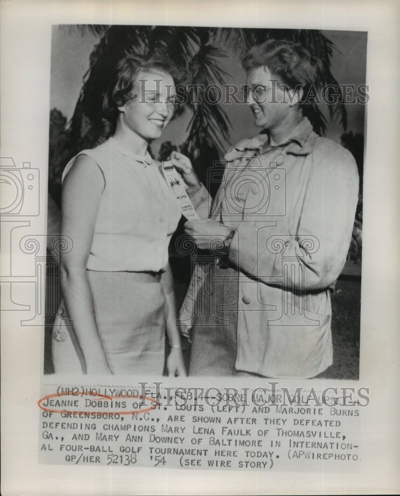 1954 Press Photo Jeanne Dobbins & Marjorie Burns Defeat Defending Champions - Historic Images