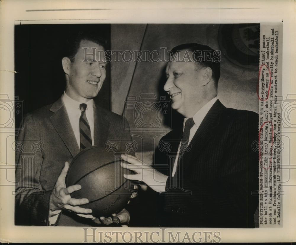 1958 Press Photo Dudley Moore Passes Ball to His Successor John (Red) Manning-Historic Images