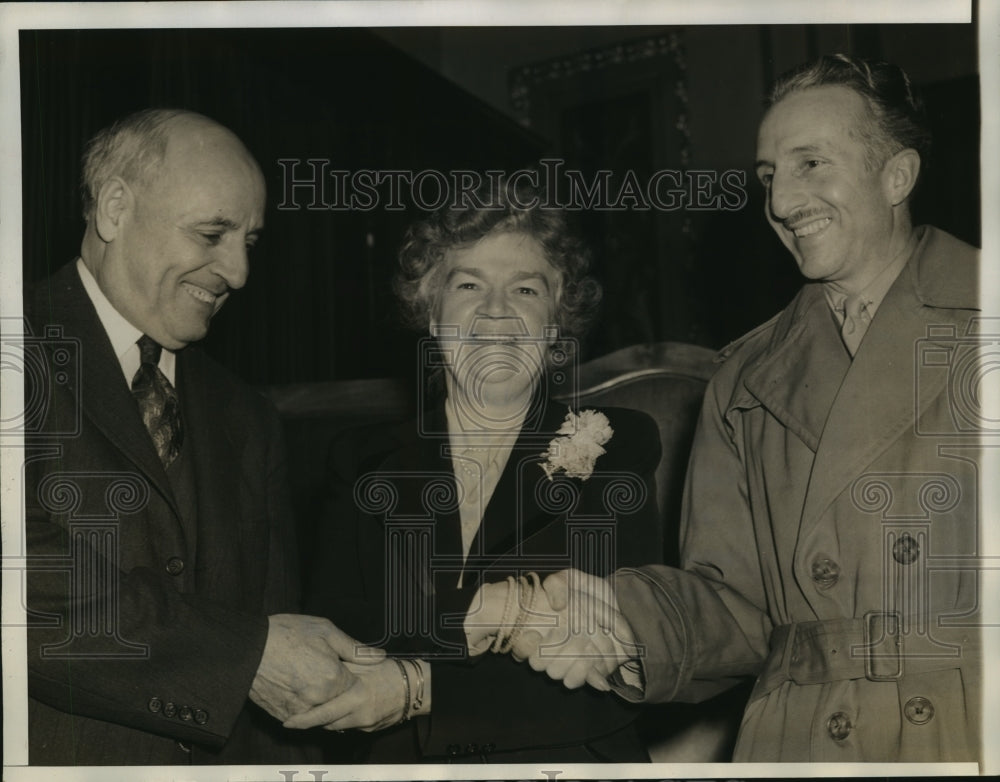 1942 Women&#39;s Army Auxiliary Corps Bill sponsors share victory - Historic Images