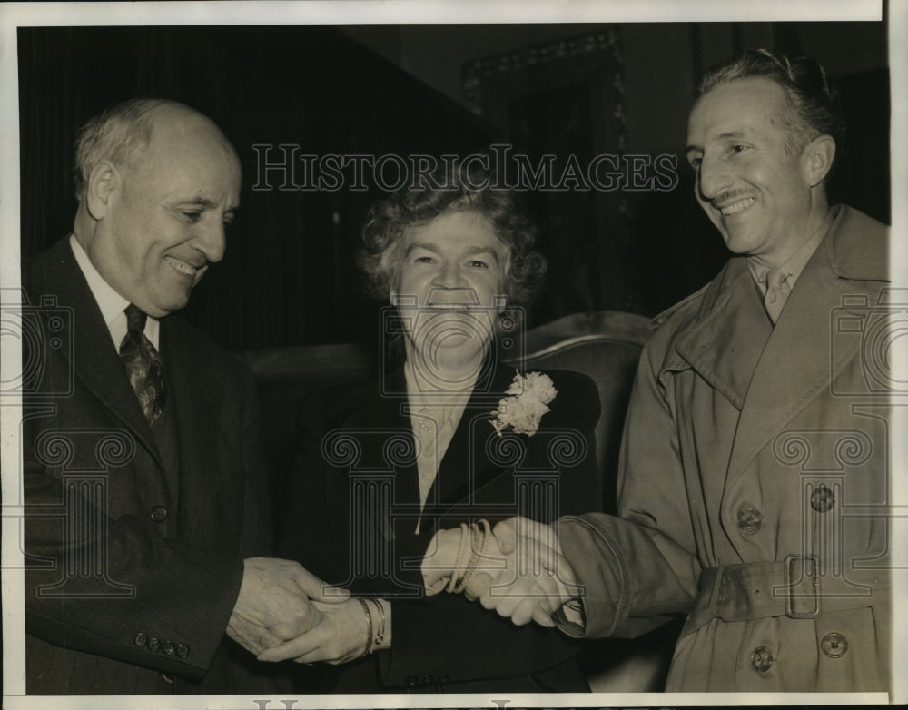 1942 Women's Army Auxiliary Corps Bill sponsors share victory - Historic Images