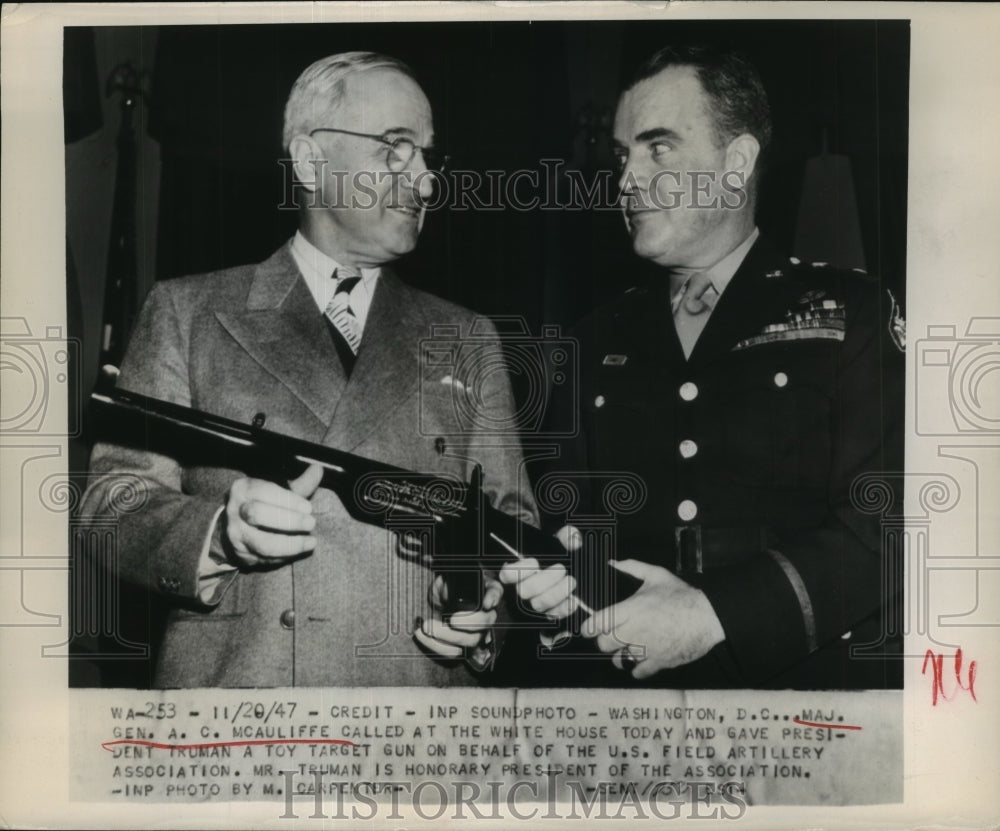 1947 Press Photo Maj. Gen. A.C. McAuliffe with President Truman - sba06817-Historic Images