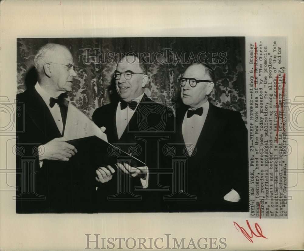 1949 Press Photo Bishop G. Bromley Oxnam, giving The Churchman award-Historic Images