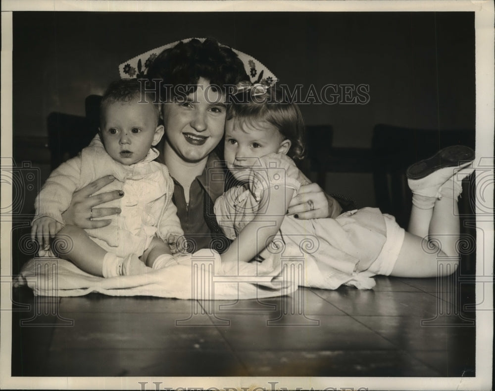 1944 Press Photo Mrs. Evelyn Santucci with Jackie Jr. in paternity case-Historic Images