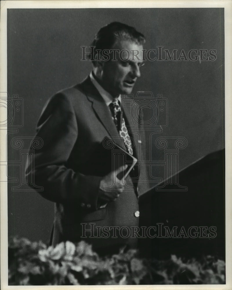 Press Photo Billy Graham shown with his bible - Historic Images