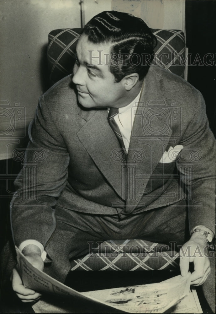 1938 Press Photo John Montague holds the newspaper-Historic Images