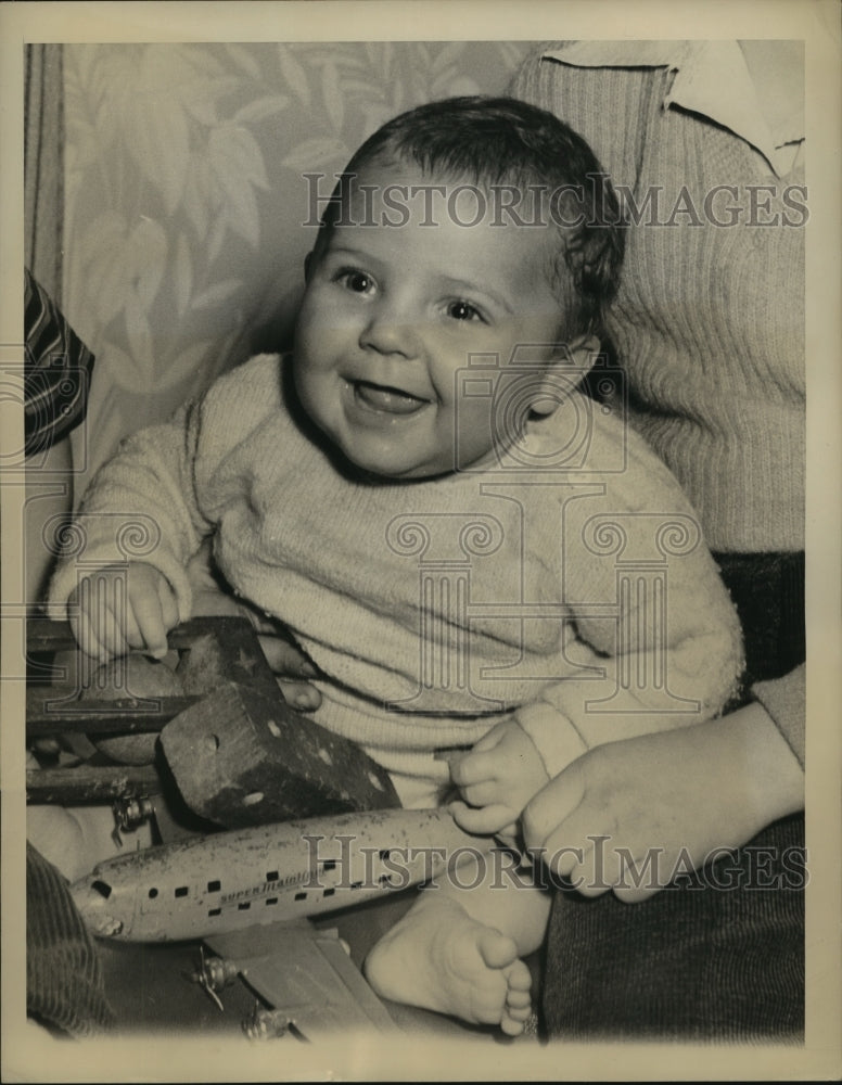1944 Baby Kenneth Maloney flown across miles to be with grandparents - Historic Images