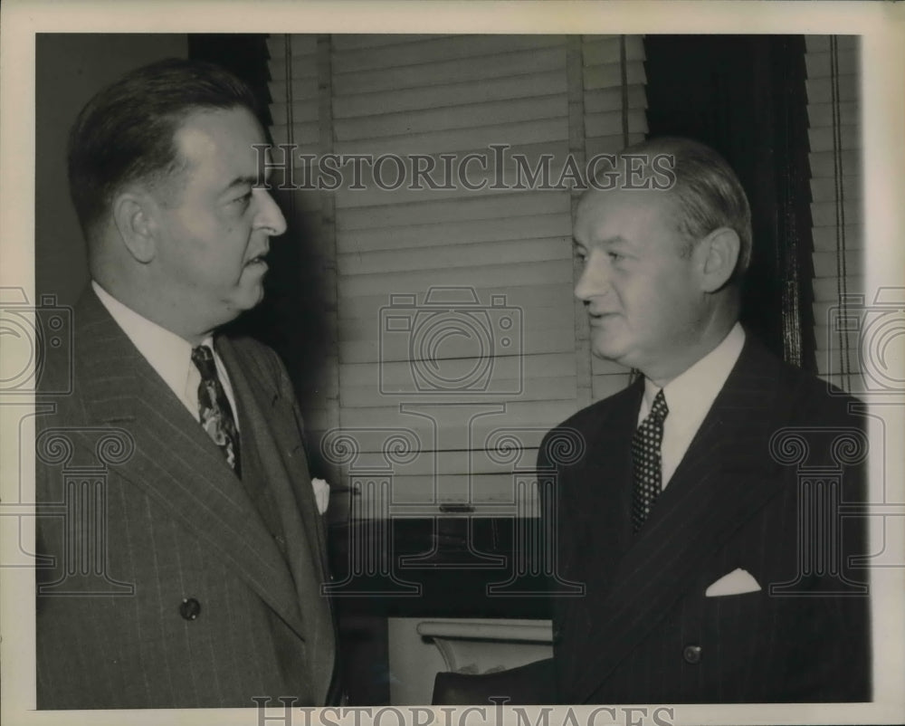 1944 John Knight, John O'Connel discuss Chicago Daily News' sale - Historic Images