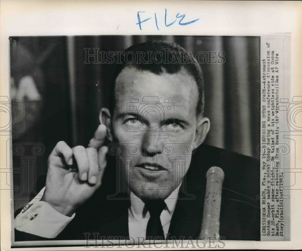 1963 Press Photo Gordon Cooper Speaks of His 22-Orbit Space Flight at Conference-Historic Images