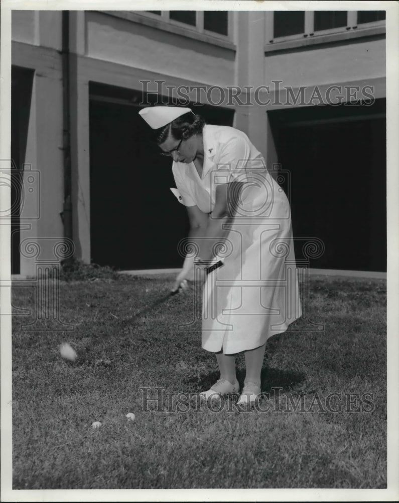 1956 Press Photo Captain Amelia Amizich trains for the 4th Army Golf Tournament-Historic Images