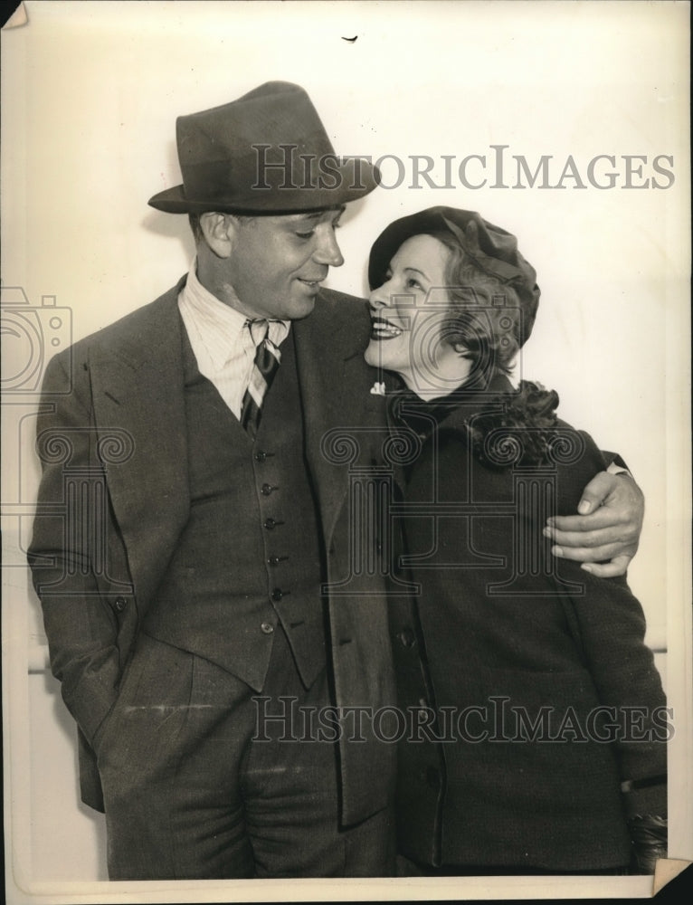 1935 Press Photo Actress Hayes well known actress says goodbye to husband-Historic Images