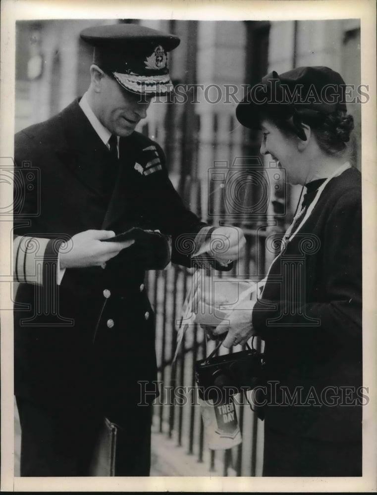 1943 Press Photo Lord Louis Mountbatten, Allied head seen in a London Street-Historic Images