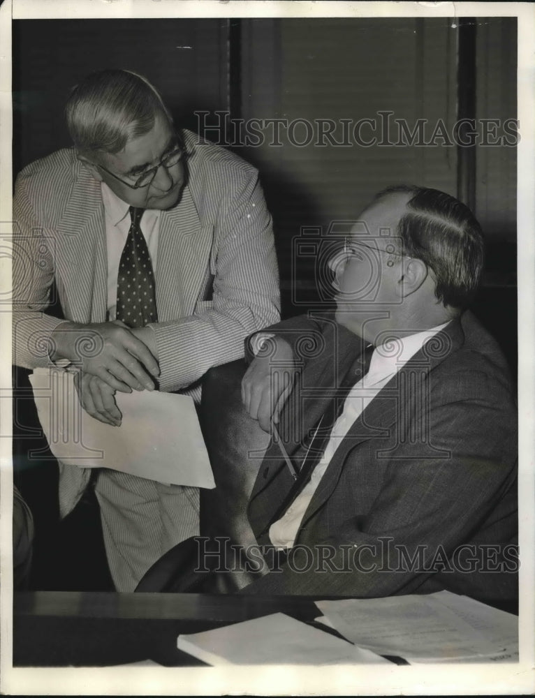 1940 Press Photo Robert Taft of Senate Banking Committee questions Jessie Jones- Historic Images