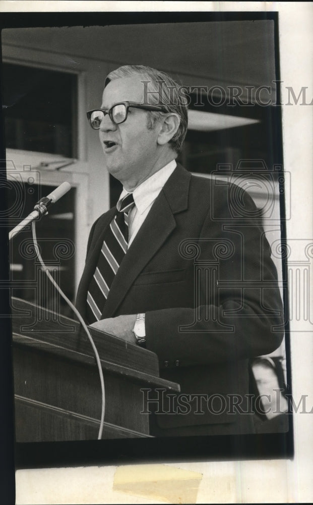 Press Photo Gatti speaks in front of the microphone - sba07840-Historic Images