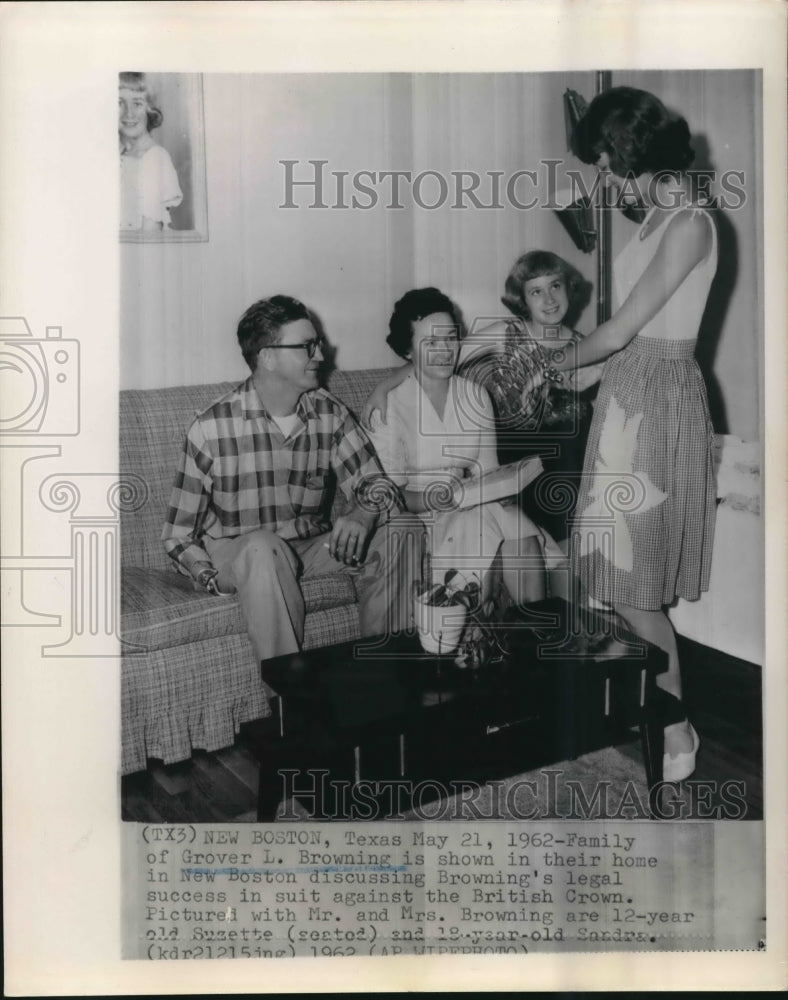 1962 Press Photo Grover L Browning and Family of Texas Discuss British Crown-Historic Images