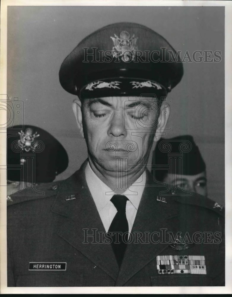 Press Photo Colonel John Herrington bows head - Historic Images