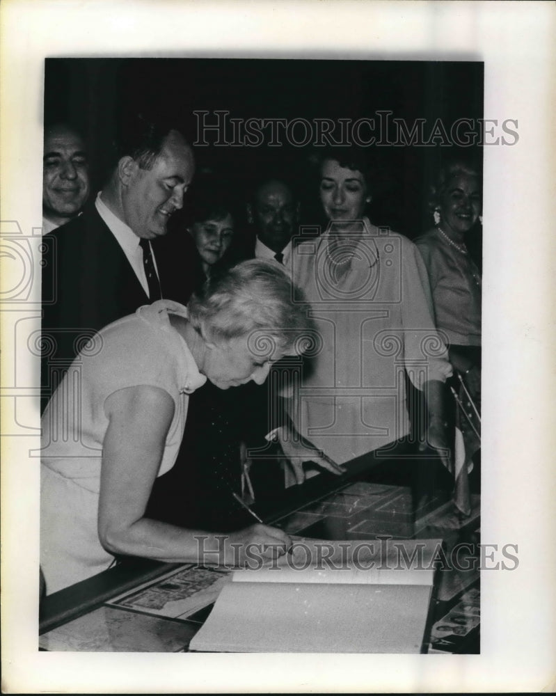 1964 Press Photo Hubert Humphrey and Mrs. Humphrey at Alamo - sba07974- Historic Images