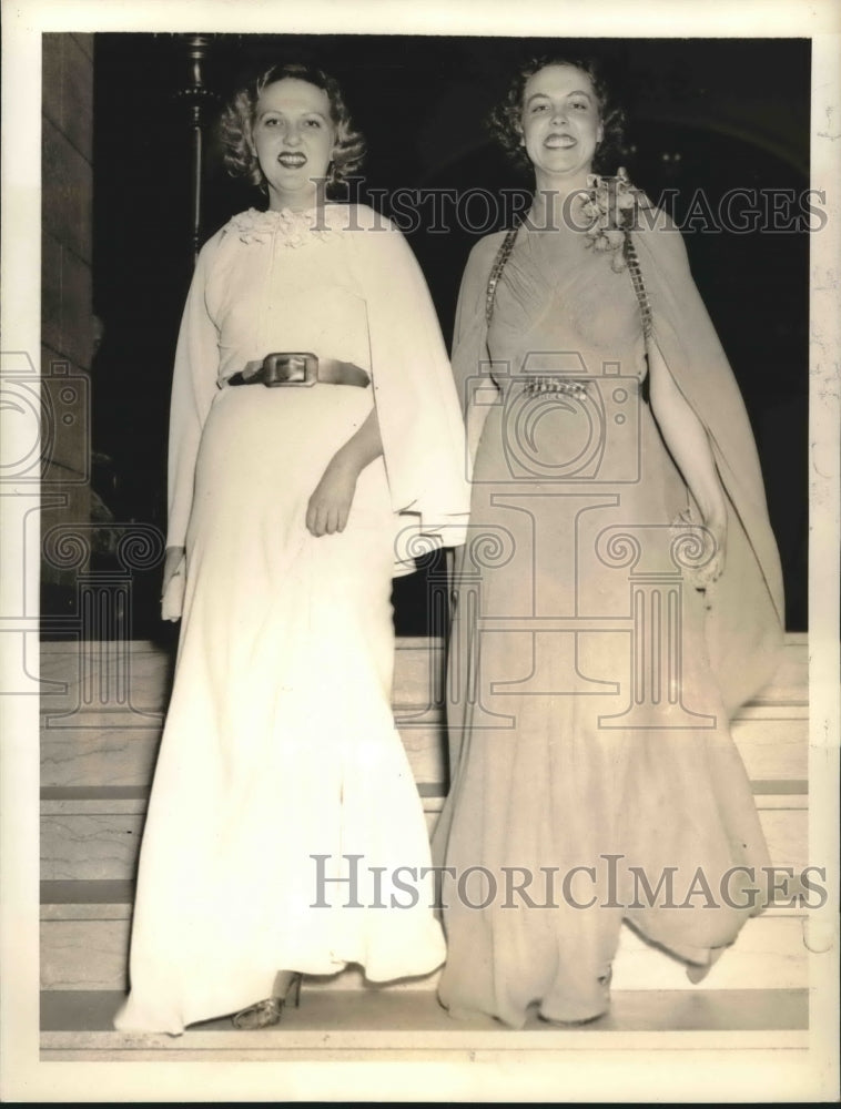 1957 Press Photo Ruth Overton and Jane Holt arrive at Senate Daughter Banquet-Historic Images
