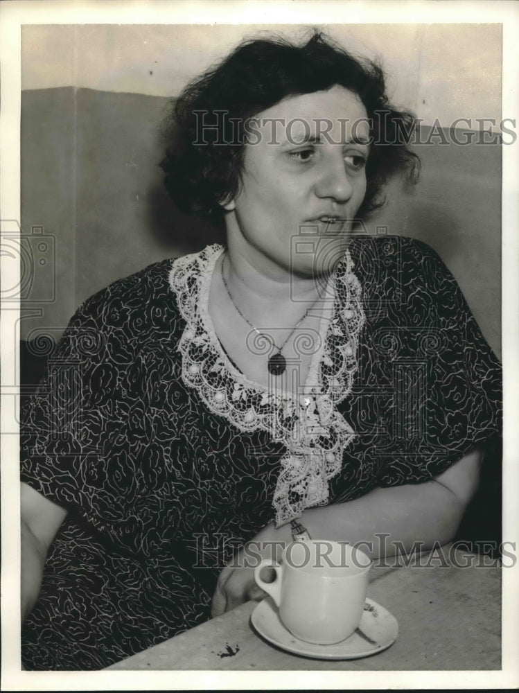 1938 Press Photo Mrs. Laura Alvina Smith Mower talks to authorities-Historic Images