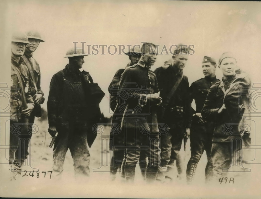 Press Photo Soldiers & officers in the world war at a discussion - sba08488-Historic Images