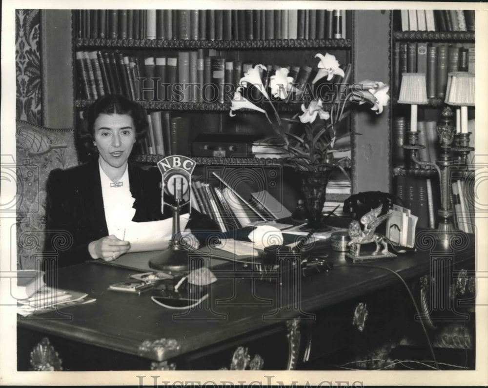 1929 Press Photo Mrs. Hurban, Czechoslovakian envoy's wife makes a radio appeal-Historic Images