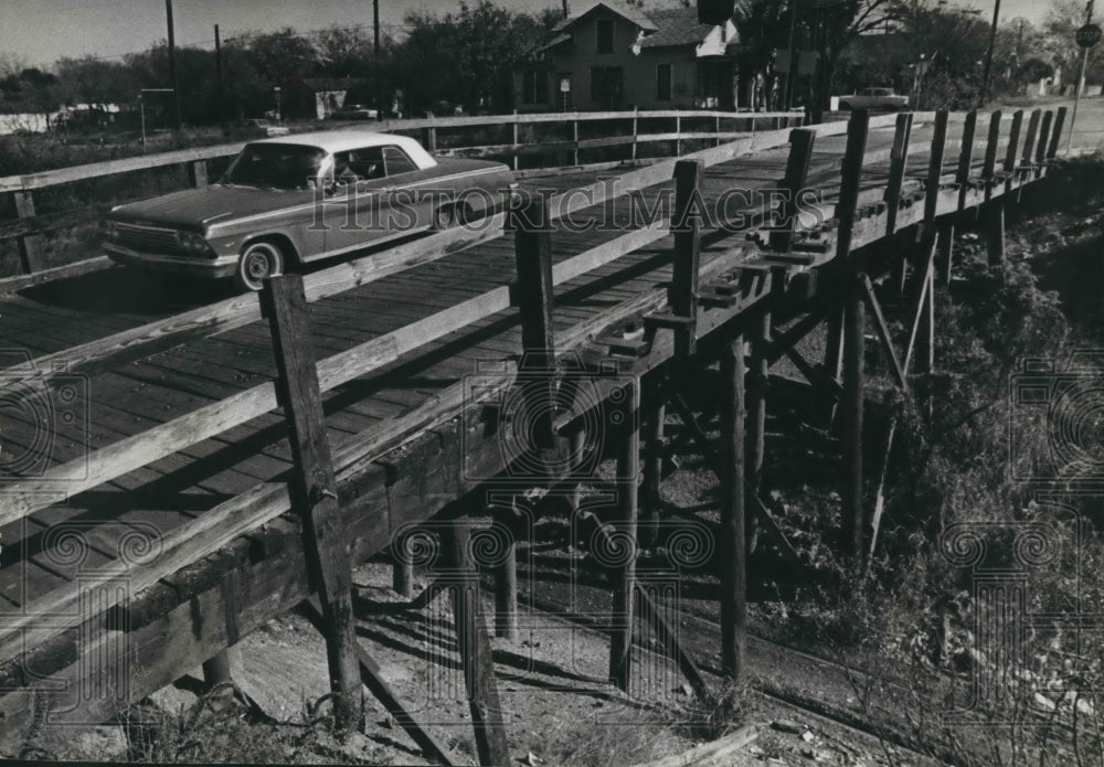 Press Photo An automobile seen passing by Reno Street Bridge - sba08622-Historic Images