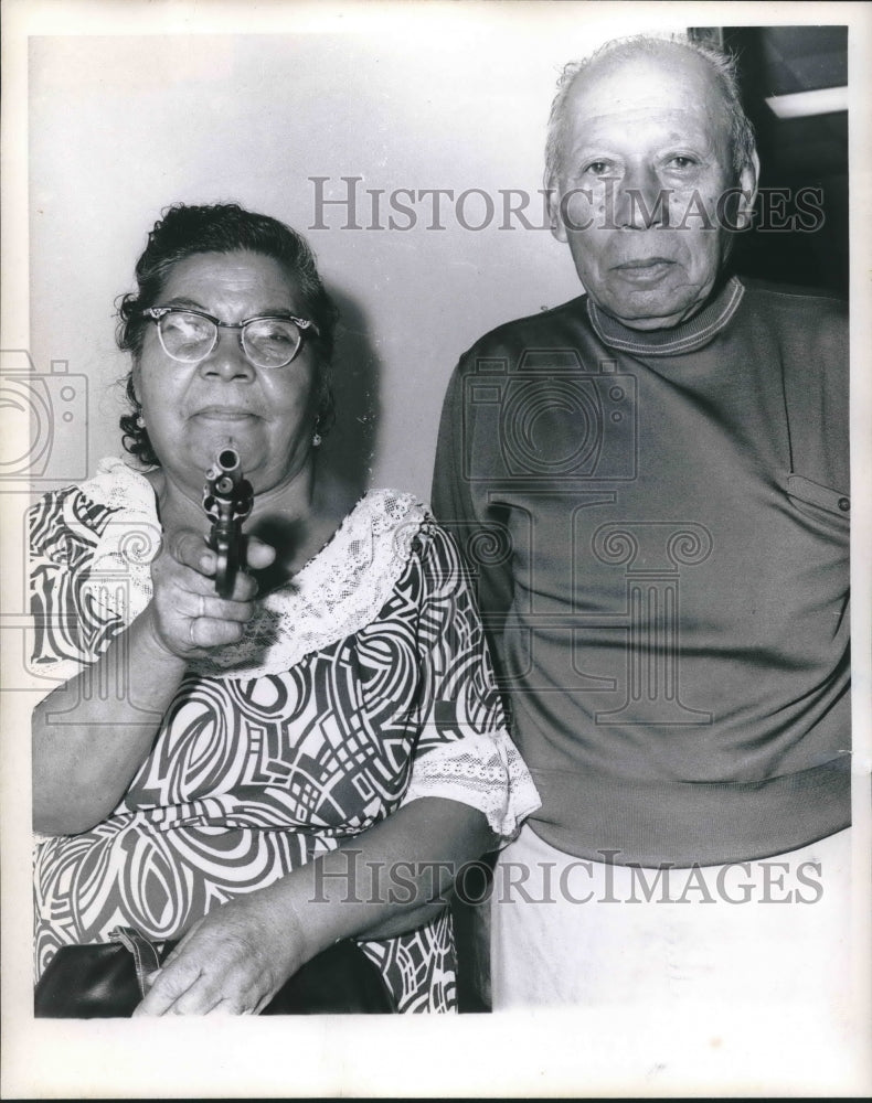 Press Photo Mr and Mrs. Conception Rodriguez with gun used on Thief - Historic Images