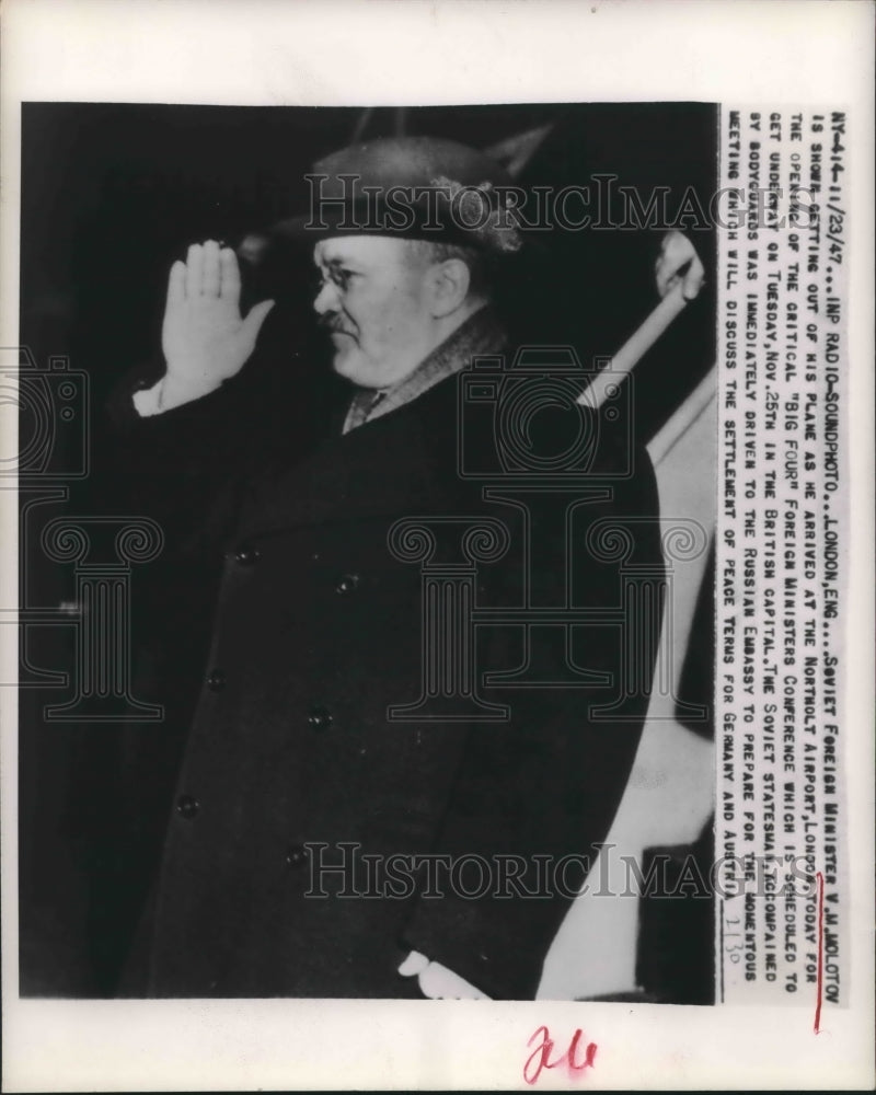 1947 Press Photo Soviet Foreign Minister V.M. Molotov arrives in London Airport-Historic Images