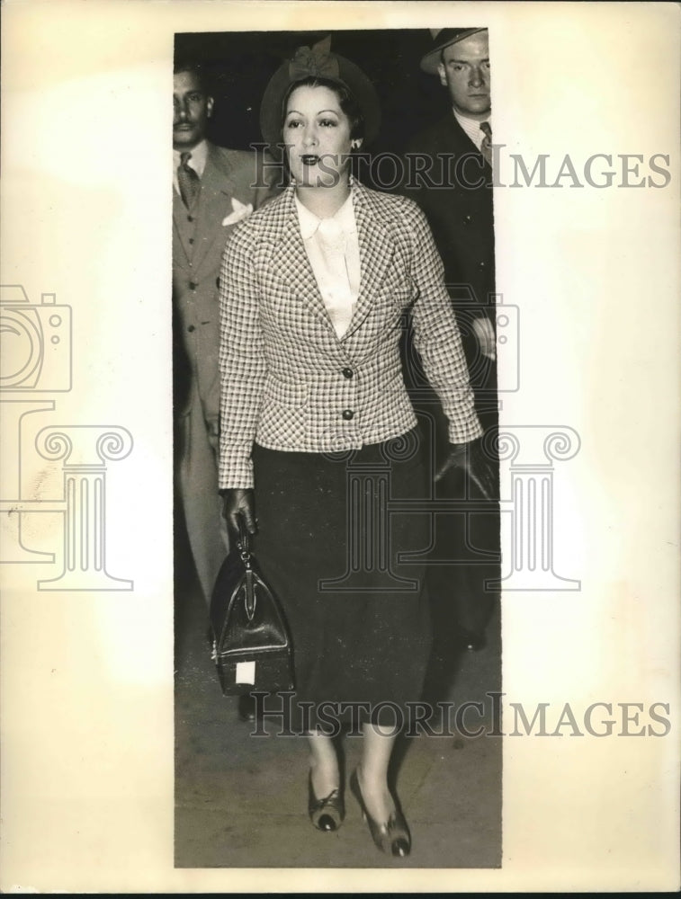 1935 Countess of Covadonga arrives in NY aboard Liner Washington - Historic Images
