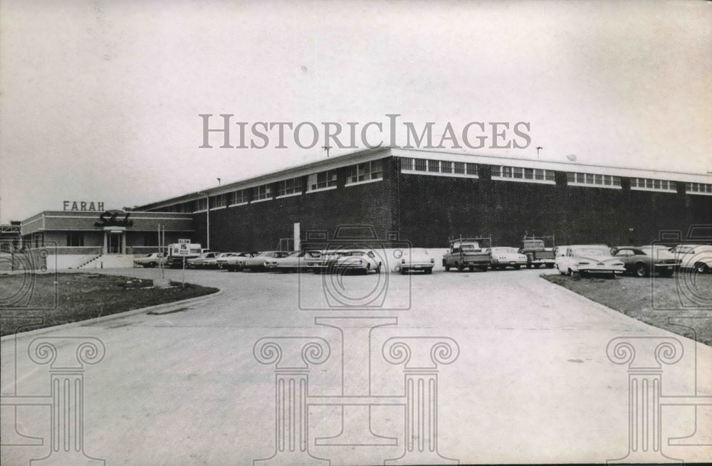 Press Photo The Farah plant entrance at end of S Park Boulevard - Historic Images