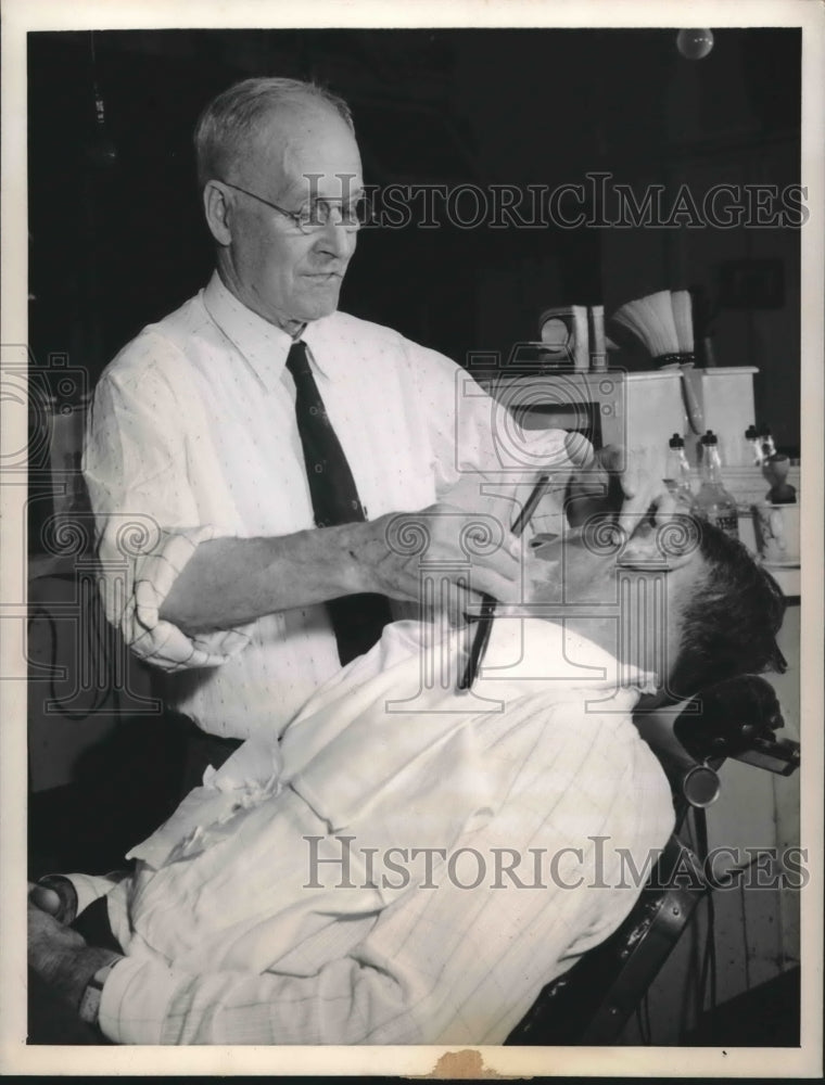 1945 Press Photo J.J.Major Pres.Harry Truman Favorite Barber in Independence - Historic Images