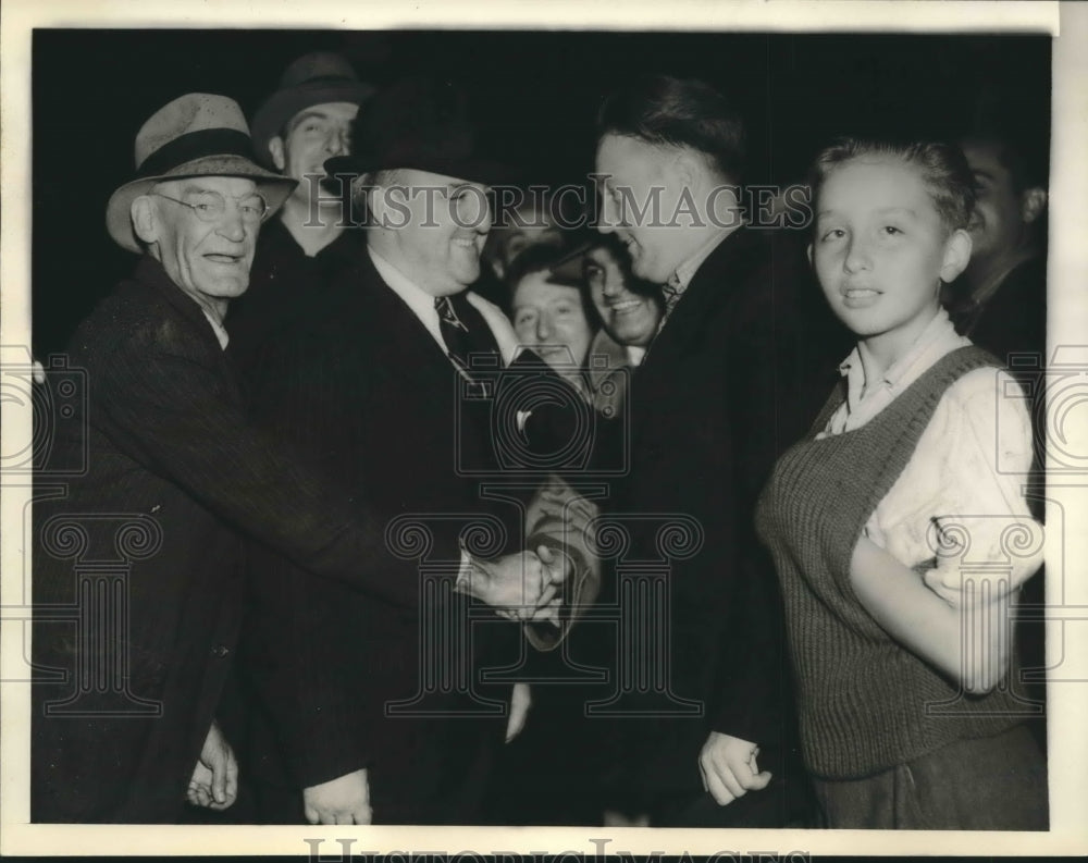 1938 Press Photo James H. Fay receiving good wishes after voting in primary-Historic Images