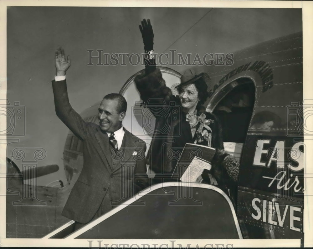 1943 Press Photo Felipe A. Espil and Wife as they wave to friends at airport-Historic Images