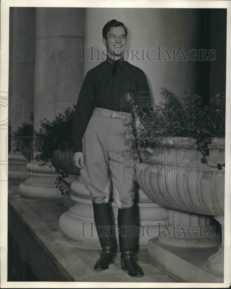 Press Photo George Fuermann pauses for the photographer - Historic Images