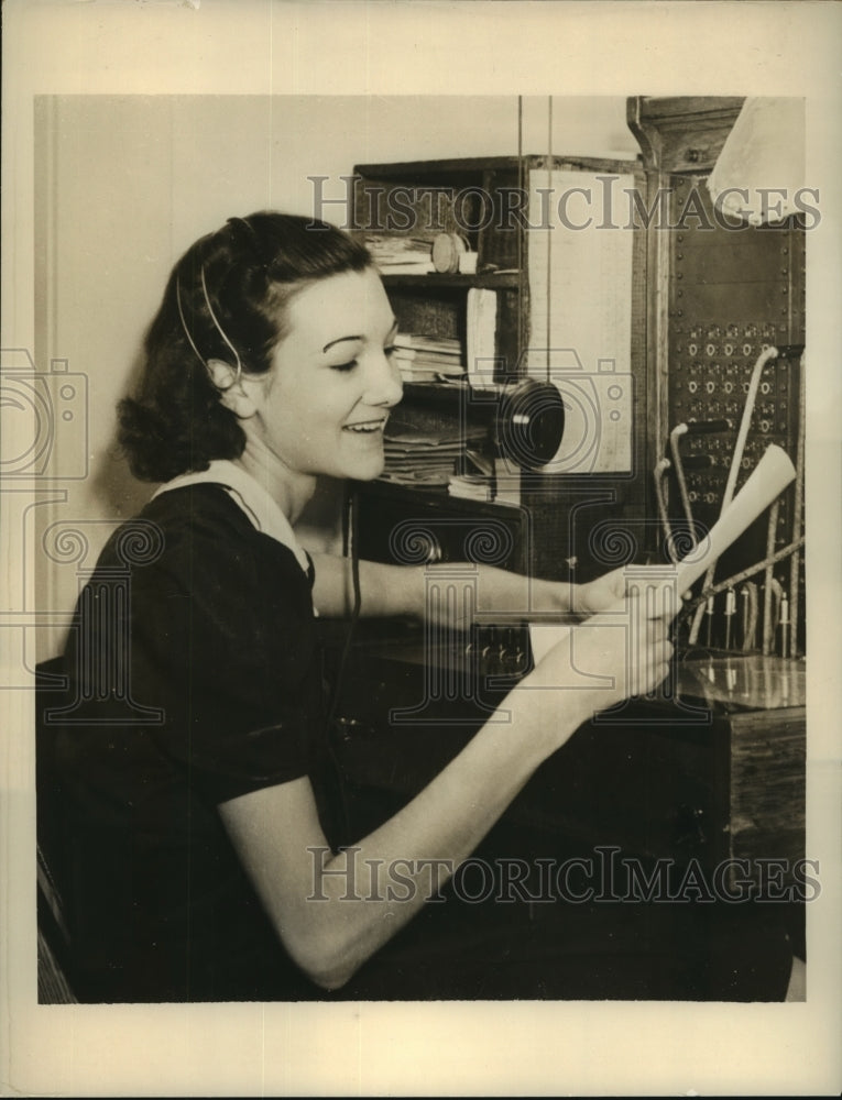 Press Photo  Ann Hierholze, telephone newscaster broadcasts latest happenings - Historic Images