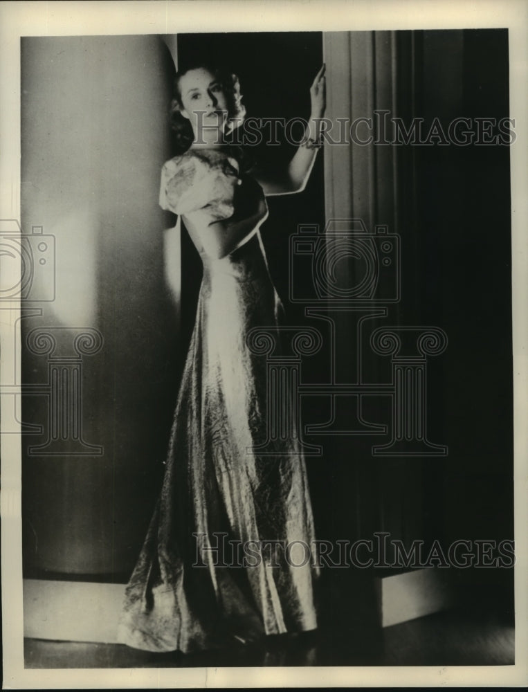 1939 Press Photo Mrs. Larry Adler wears an expensive gown gift from Majarah - Historic Images