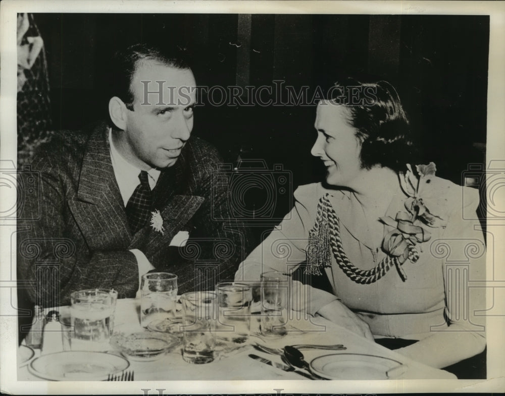 1939 Press Photo Mrs. Barbara Knight and her fiance Jack Bailey dine in Detroit-Historic Images