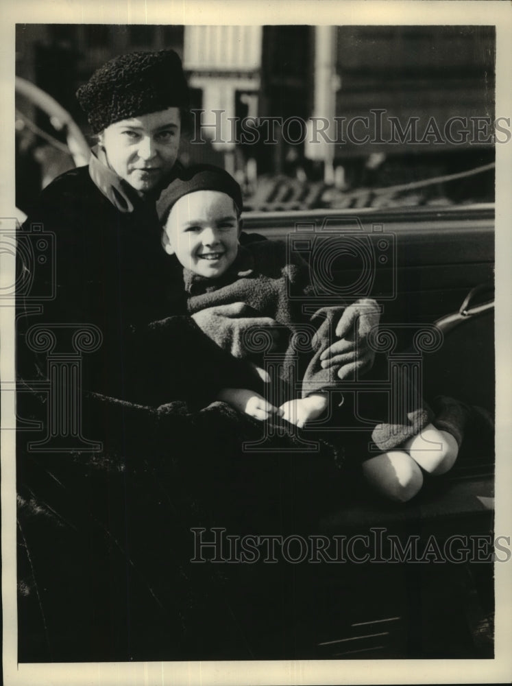 1944 Press Photo Actress Eva Le Gallienne poses with Robert Carr - sba10604-Historic Images