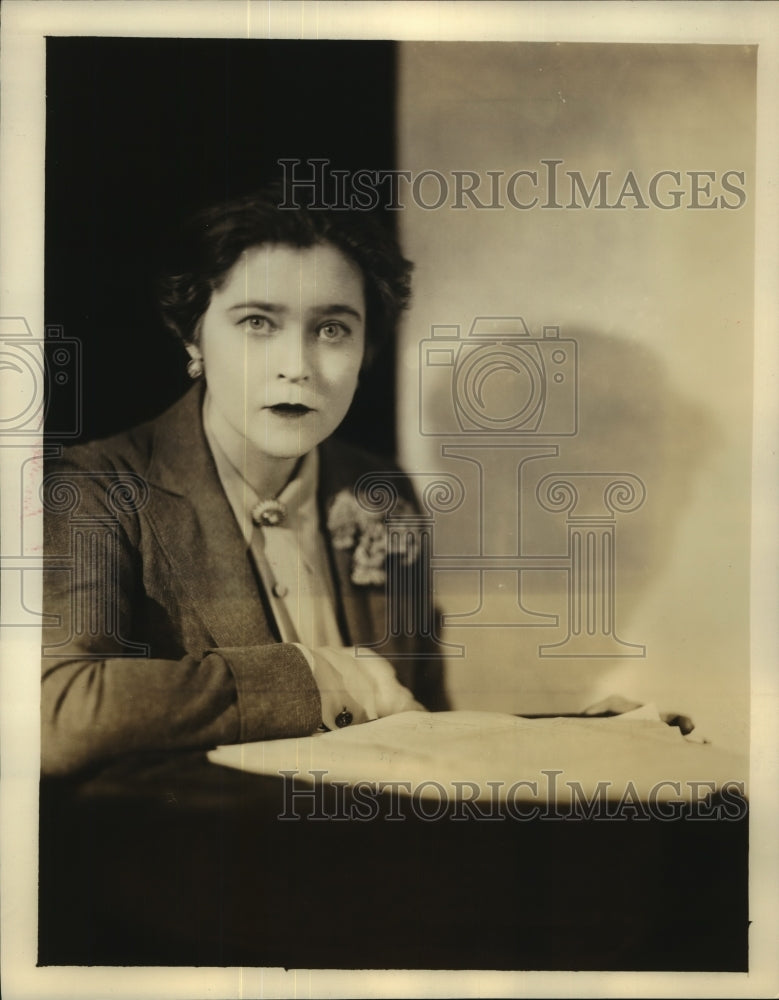 Press Photo Eva Le Gallienne, noted theater star broadcasts fairy tales - Historic Images