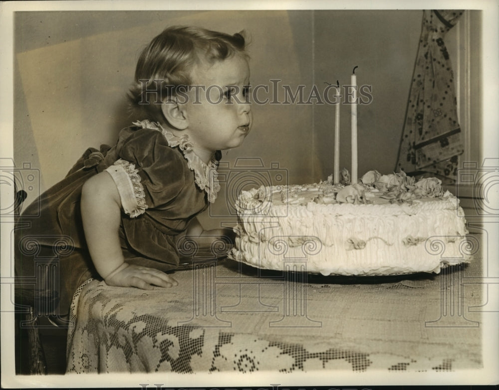 1940 Press Photo Sandy Henville standing on chair to blow out her candles-Historic Images