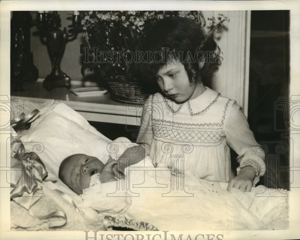 1940 Press Photo Princess Elizabeth with her snoozing little brother - sba10814-Historic Images