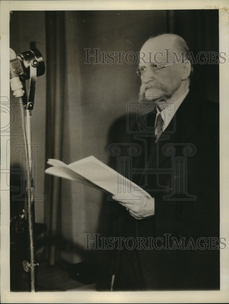 1940 Press Photo President Kyosti Kallio broadcasts to Finland frorm Helsinki-Historic Images