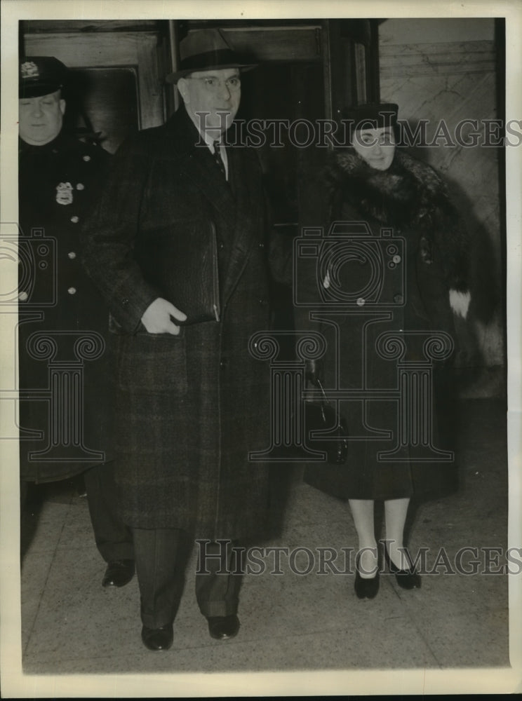 1939 Press Photo Mr. and Mrs. Fritz Kuhn arrive at a closed to public trial - Historic Images