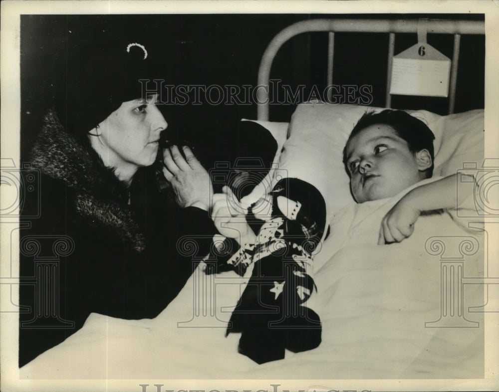 Press Photo Mrs Mary McMahon at Son&#39;s Hospital Bedside Suffers From Leukaemia-Historic Images