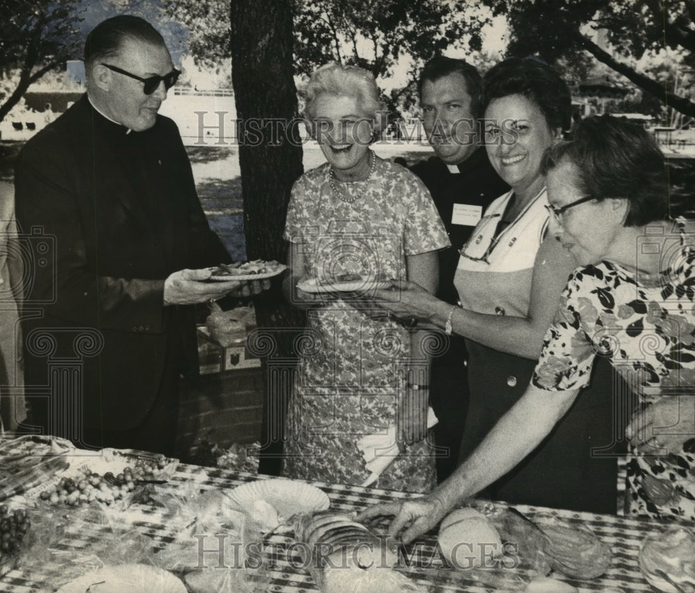 Press Photo Archbishop Furey with Unidentified Group - sba11154-Historic Images