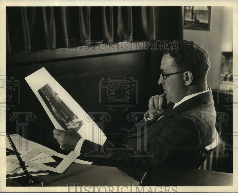 Press Photo Kenneth Wilson Williams examines the photograph - sba11168-Historic Images