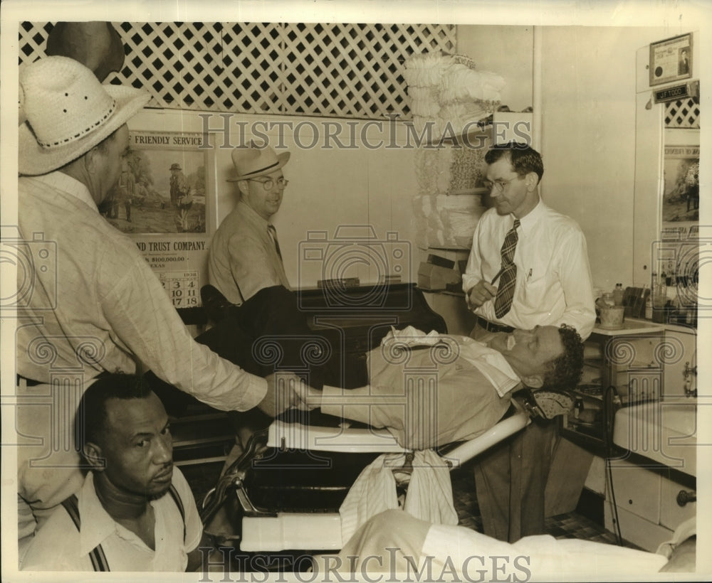 Press Photo William McCraw, gubernatorial candidate campaigns in a barbershop-Historic Images