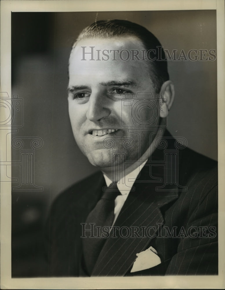 1944 Frank Carey, AP-FS writer for story on Darnall General Hospital - Historic Images