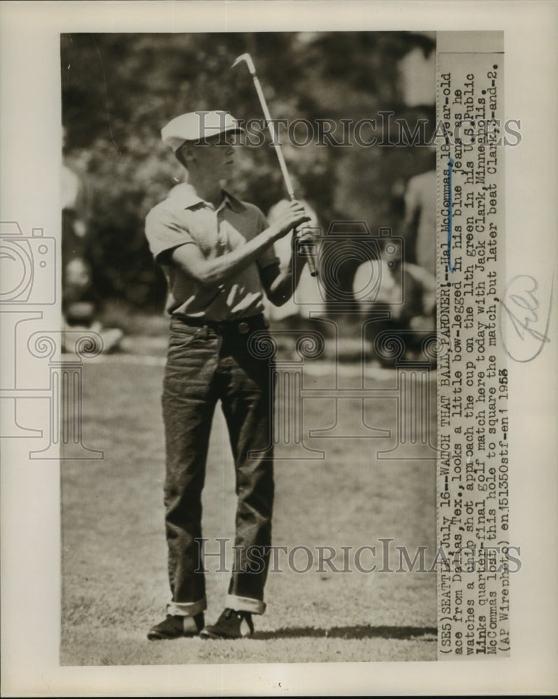 1953 Press Photo Hal McCommas watches the chip shot at Public Links Golf Tourney- Historic Images