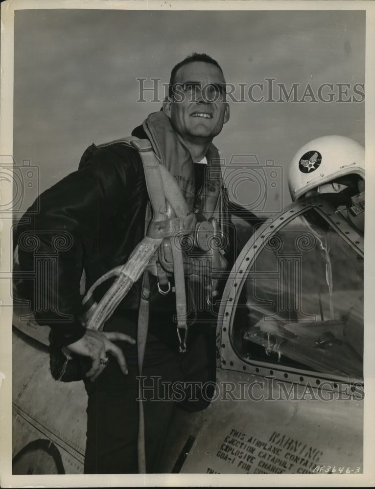 1953 Press Photo Lieutenant Raymond Nutt contributes to the destruction record-Historic Images