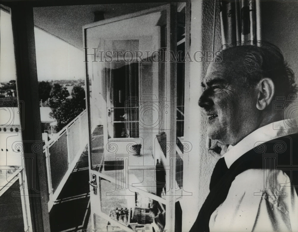 Press Photo Man staring at the balcony - sba11762-Historic Images